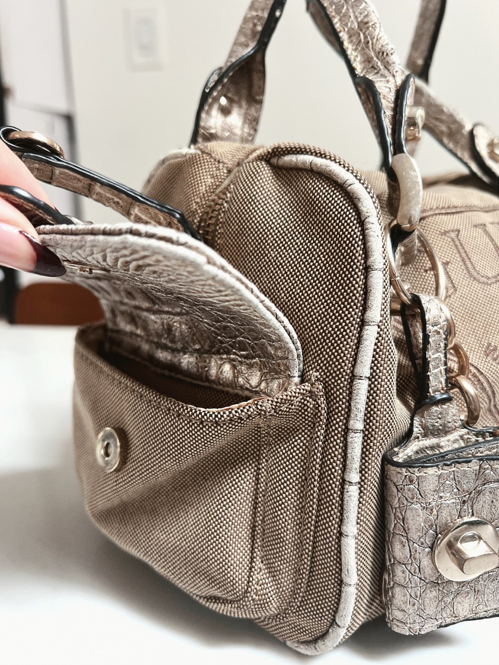 2002 RARE Vintage GUESS | Mini Duffle Handbag - Picture 6 of 9